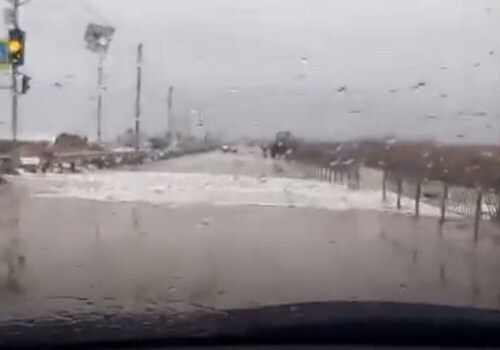 «Море дорогу по "зебре" переходит»: Появилось видео шторма с восточного побережья Крыма