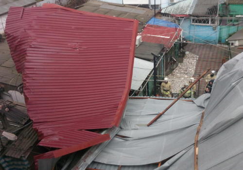Штормовой ветер в Крыму сорвал крышу со здания