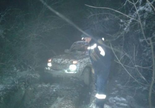 Ночью в Крыму два человека на автомобиле увязли в грязи над обрывом
