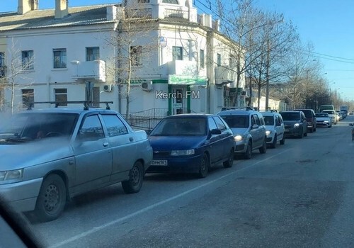 Авария перед переходом в Керчи: две легковушки собрали за собой пробку