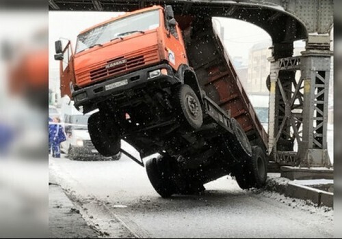 В Крыму грузовик оставил кузов между мостом и дорогой ФОТО