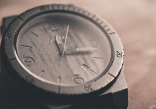 В Ялте мужчина с витрины магазина украл дорогостоящие часы