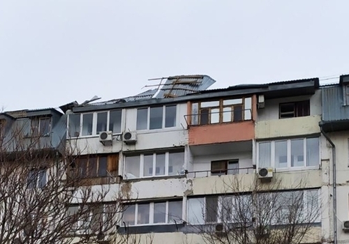 В Феодосии штормовой ветер сорвал крышу с многоэтажки ФОТО