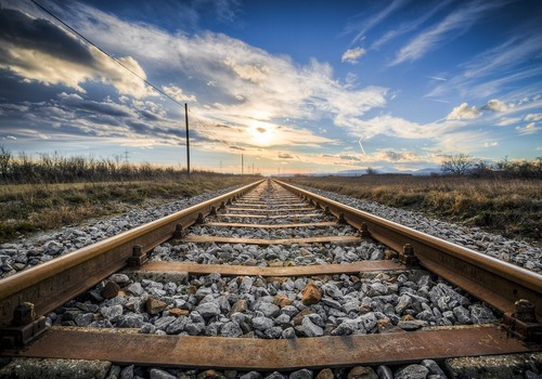 Имитация самоубийства: в Джанкое мужчина перетаскивал на железнодорожные пути тело женщины
