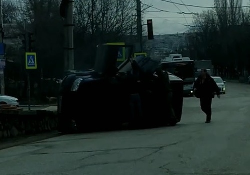 В Симферополе на дороге опрокинулся УАЗ «Патриот» ВИДЕО