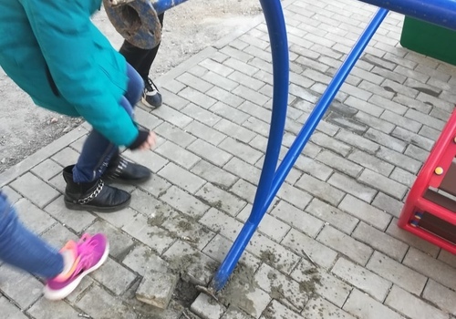 Новая детская площадка в Евпатории рушится на глазах ФОТО