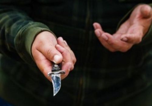 На ЮБК задержали разбойника, который, угрожая ножом, требовал денег из касс магазинов