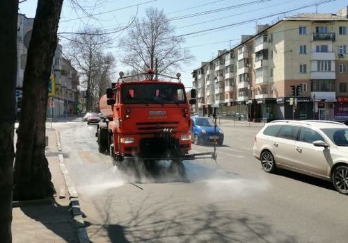 В Симферополе поливальные машины дезинфицируют дороги