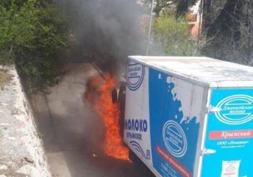На улице Сеченова в Ялте загорелся грузовик ВИДЕО