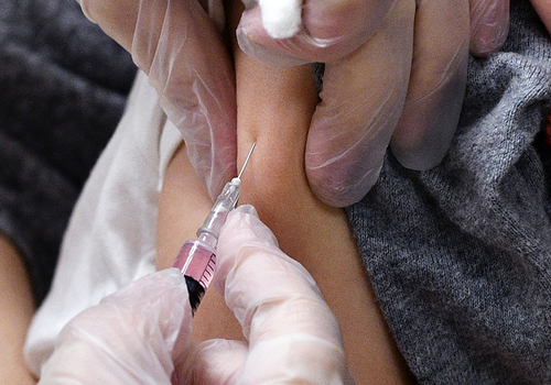 Минздрав приостановил из-за коронавируса плановую вакцинацию детей и взрослых