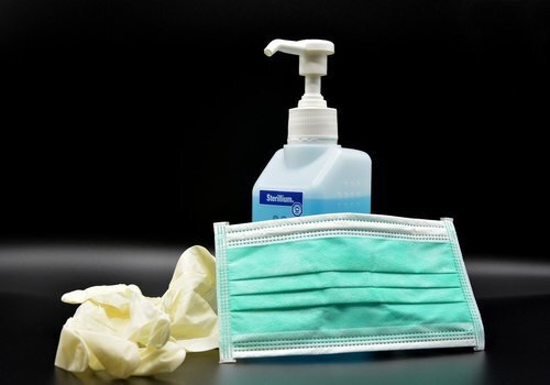 Крымчанам вместо антисептика подсовывают средство для мытья окон