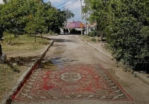 Жители Севастополя «заткнули» дыры в асфальте ковром