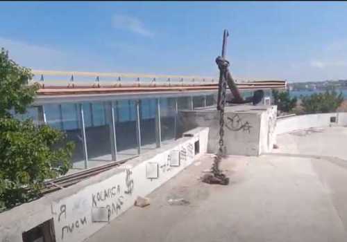 СМИ: Шалман у обелиска «Штык и Парус» в Севастополе продолжает расти