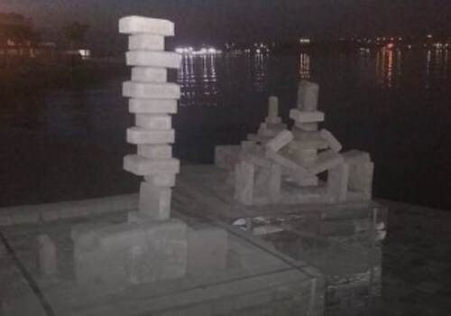 В Севастополе на пляже Хрустальный возвели пирамиды из брусчатки