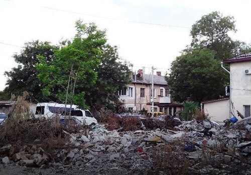 В Севастополе гаражи «заменили» горами мусора