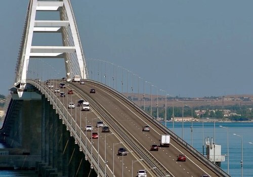 Тысячи машин в обе стороны: Через Крымский мост хлынул транспортный поток