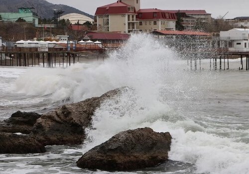 Из дома не выходить: в Крыму объявлено новое штормовое предупреждение
