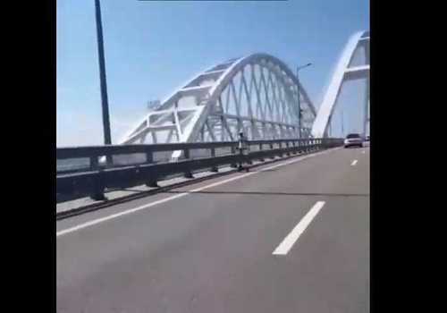 Пешеход на самокате пересек Крымский мост ВИДЕО