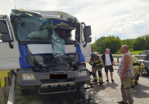 Два грузовика столкнулись на объездной в Симферополе 
