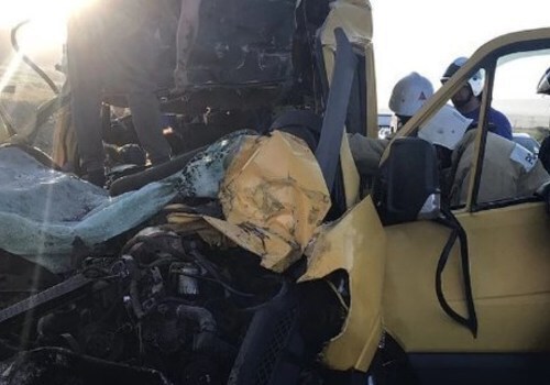 Жуткое ДТП на "Тавриде": пассажирский микроавтобус влетел под КаМАЗ, 9 человек погибли