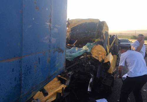 На "Тавриде" автобус, следовавший в Севастополь из Краснодарского края, влетел под КаМАЗ - 9 погибших ФОТО