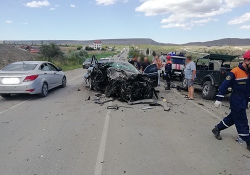 Водитель и пассажирка вылетели из машины в ДТП на крымской трассе ФОТО