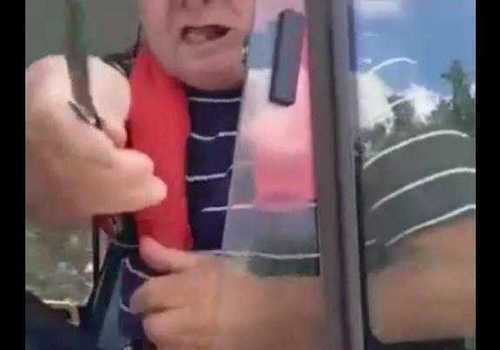 «Русская свинья»: в Крыму водитель маршрутки размахивал ножом перед пассажиром