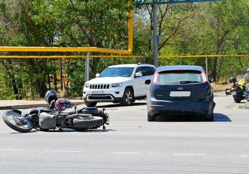 В Керчи мотоцикл с туристами врезался в «Форд Фокус»