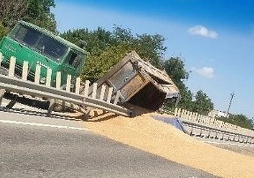 «Лежачий пшеничейский»: в Крыму на трассе опрокинулся прицеп с зерном