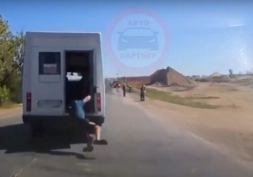 В Крыму мужчина на ходу выпрыгнул из маршрутки и убежал в поле