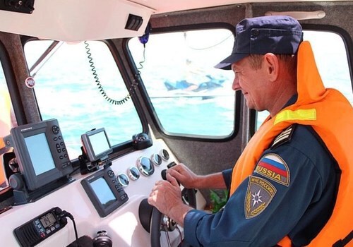 В Крыму два человека застряли в открытом море