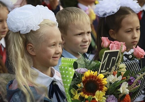 «Что за толпы стоят по утрам»: Михаил Развожаев поручил навести порядок с графиками прихода детей в школы