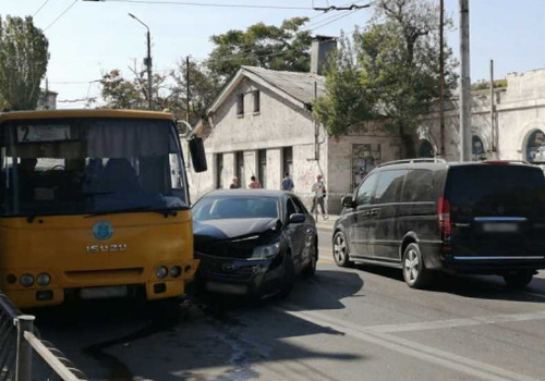 Автобус и легковой автомобиль столкнулись на улице Гоголя в Севастополе