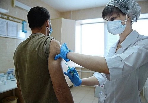 Сперва врачам: Первая партия вакцины от коронавируса прибыла в Крым