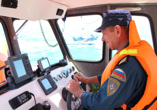 Спасатели эвакуировали четырех человек в лодке из-под Крымского моста