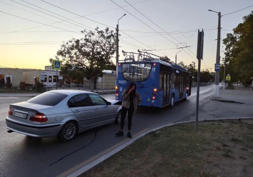 "Девушка уснула за рулём": в Севастополе иномарка «испытала на прочность» троллейбус