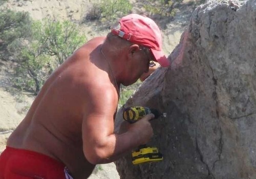 Турист в Крыму назвал скалу в свою честь и прибил к ней табличку ФОТО
