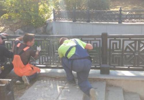 В Симферополе починили ограждение на набережной Салгира после жалоб в соцсетях  