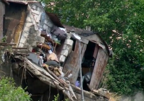 Власти Севастополя бросили без помощи хозяев снесённых селем гаражей ВИДЕО