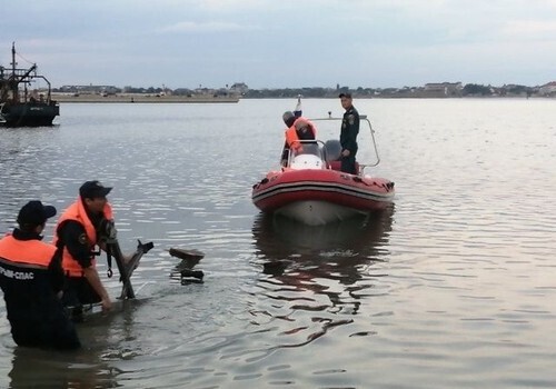 В Крыму двоих людей на неисправной лодке унесло в открытое море