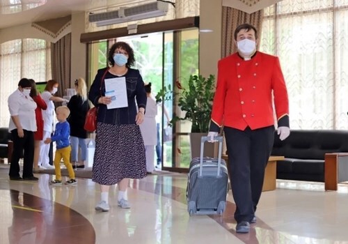 В отели Крыма вернулись маски и социальная дистанция