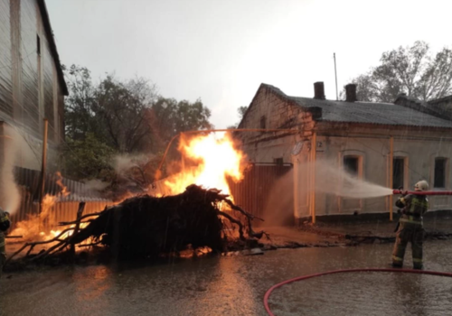 ЧП в Керчи: Попавшая в дерево молния сожгла машину и оставила без газа целую улицу ФОТО