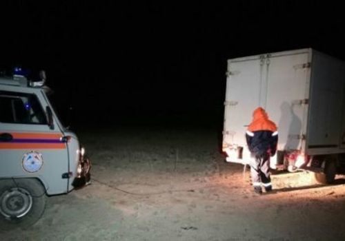 В Крыму у пересохшего Тайганского водохранилища застрял грузовик