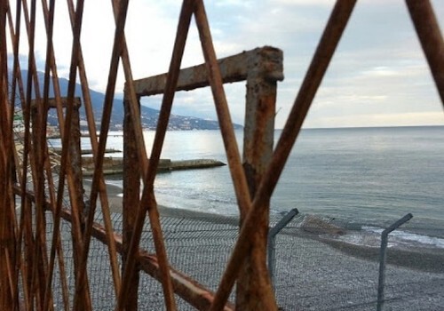 Отели в Крыму начали жесткую борьбу с рвущимися на пляжи местными жителями