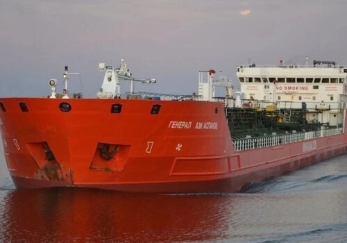 «10 человек спасли, троих ищут»: Российский танкер потерпел бедствие в Азовском море после взрыва на борту