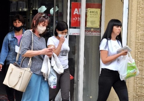 «Защита от штрафа»: В супермаркетах и аптеках Крыма продаются маски, способные остановить только пыль