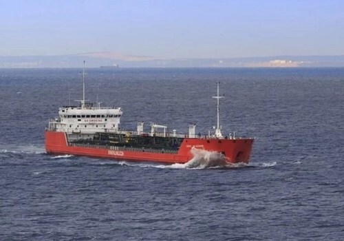 Взорвавшийся в Азовском море танкер буксируют в сторону Крыма