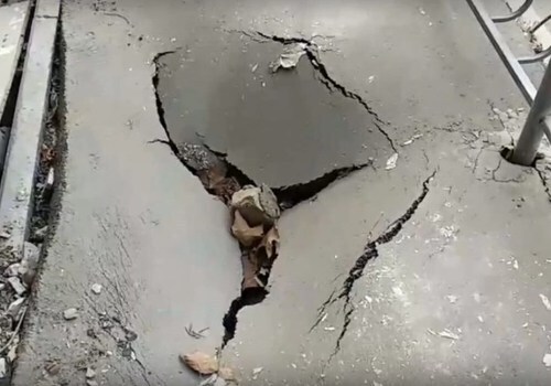 В Севастополе тротуар на улице Громова уходит под землю