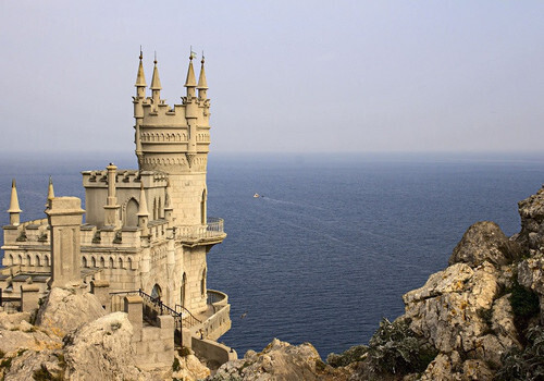 В Крыму открыли обновленное Ласточкино гнездо