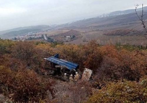 В Крыму грузовик сорвался в обрыв на горной дороге